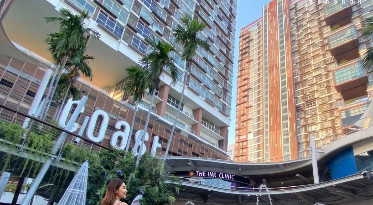 Plaza in front of the mall with the towers behind